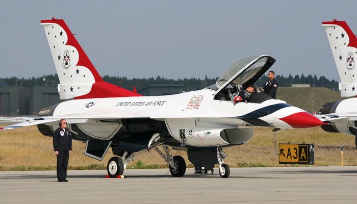 Tamiya 89799 - F-16C Thunderbirds 2009 Block 32/52 Far East Tour